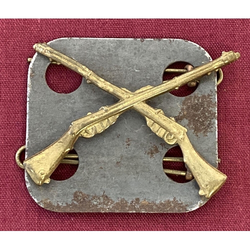 48 - WWI School Of Musketry brass crossed rifled cap badge. One rear lug missing.