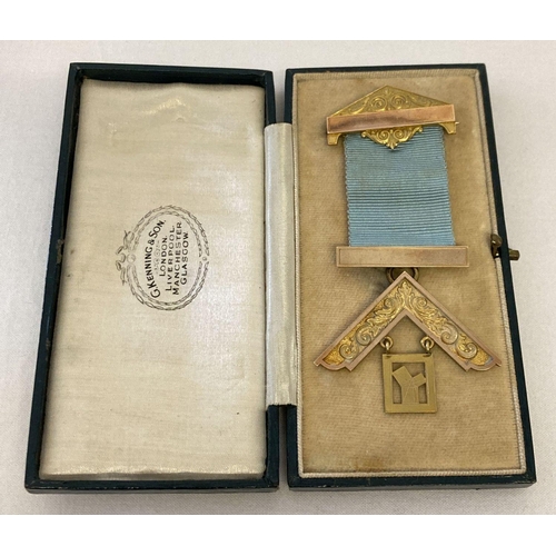 1017 - A boxed 9ct gold Masonic jewel by G kenning & Son. Inscription to back 