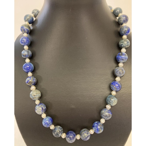 1043 - An alternating lapis lazuli and fresh water pearl 20