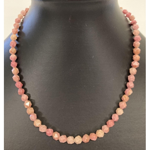 1071 - A faceted rhodonite beaded necklace with silver T bar clasp, approx. 16