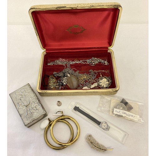 1089 - A vintage cream jewellery box and contents. To include necklaces, pendants, rings and a feather styl... 