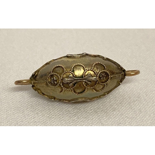 1091 - A vintage tri coloured gold hollow egg shaped pendant/charm, tests as 14ct gold. Approx. 2.7cm long ... 