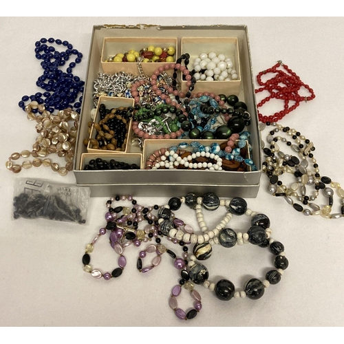 1095 - A quantity of assorted vintage beaded necklaces.