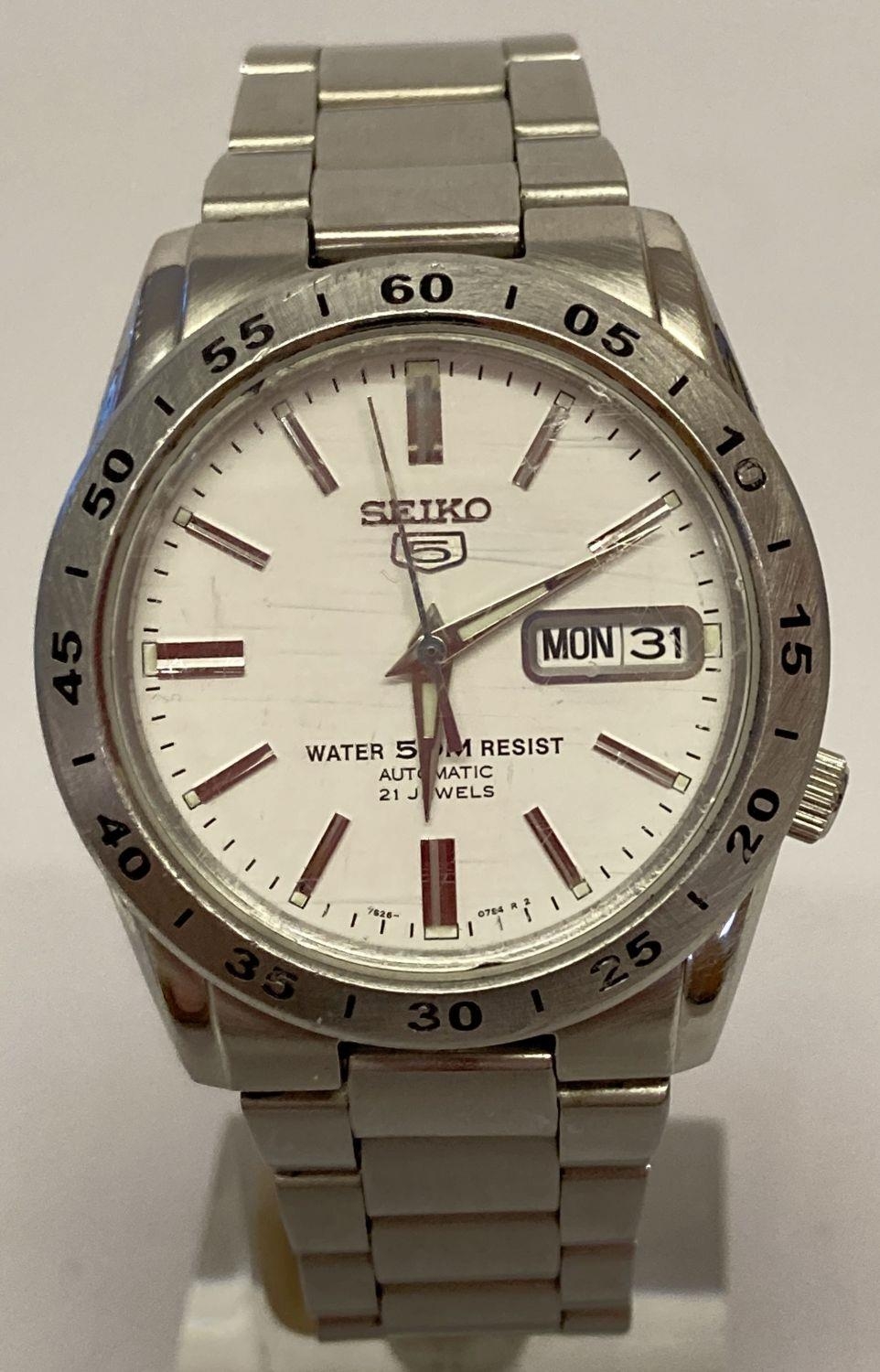 A men's Seiko 5 fixed bezel 7S26-02T0 automatic wristwatch with stainless  steel case and strap. Whit