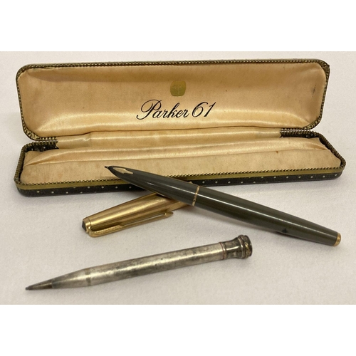 1135 - A vintage Parker 61 fountain pen in original box,  with 1/10 12ct Rolled gold lid and accents. Engin... 
