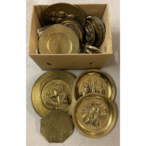1158 - A box of assorted vintage brass items, to include 1951 Festival of Britain wall plaque. Together wit... 