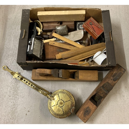 1291 - A box of assorted misc. vintage items to include box planes, wooden rules & brass nut roaster.