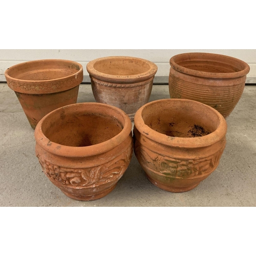 1345 - A collection of 5 terracotta garden pots in varying sizes and designs.  Largest approx. 30 cm tall x... 