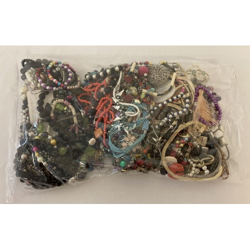 1020 - A sealed bag of mixed modern costume jewellery, to include bracelets and necklaces.  Approx. 2.75 kg... 