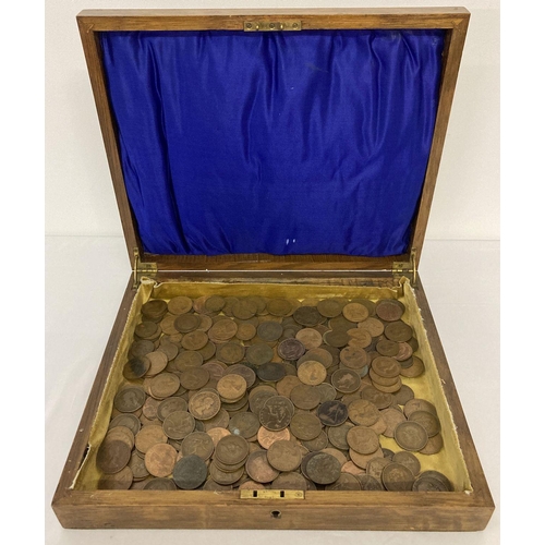 73 - A wooden box containing a quantity of antique and vintage pennies and half pennies. Sovereign heads ... 