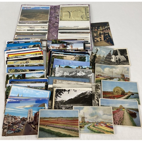 380 - A quantity of assorted vintage & modern British & Overseas postcards.