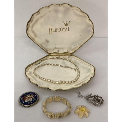 222 - A small collection of vintage jewellery to include brooches. Comprising: faux pearl necklace with or... 