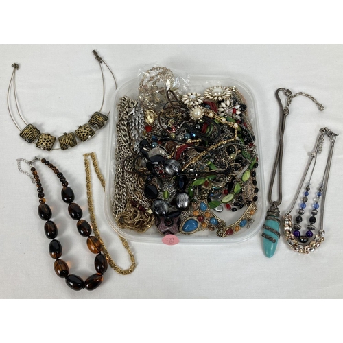 234 - A collection of 40 plus vintage and modern necklaces and pendants to include statement pieces.