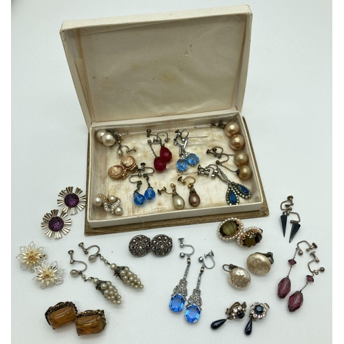 238 - A quantity of mid century screw back and clip on earrings to include Art Deco designs. Lot includes ... 