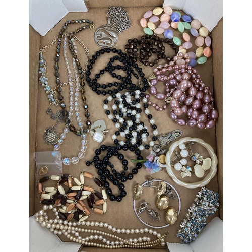 253 - A quantity of assorted vintage costume jewellery to include necklaces, earrings & bracelets. Lot inc... 