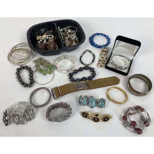 254 - A collection of 40 vintage and modern bracelets and bangles. To include glass bead, charm, elasticat... 