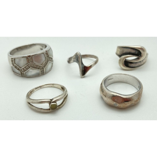 95 - A collection of 5 silver dress rings in varying styles and sizes. To include band ring set with a si... 