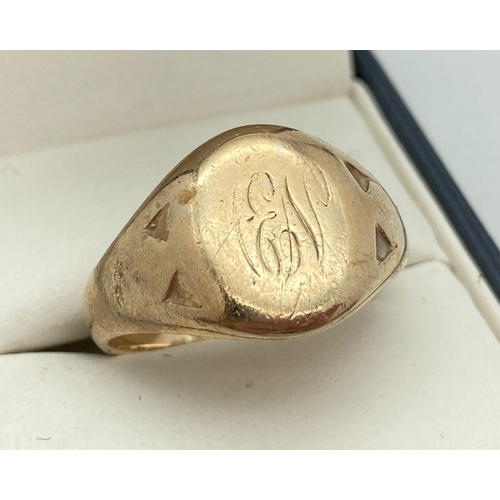 104 - A vintage 9ct gold men's signet ring with worn EW  engraved monogram to cartouche. Ring size T, appr... 