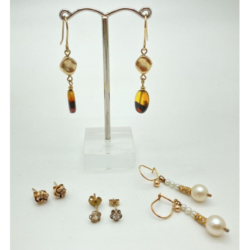 113 - 4 pairs of gold and gold accent or pearl earrings in both stud and drop styles. To include a small p... 