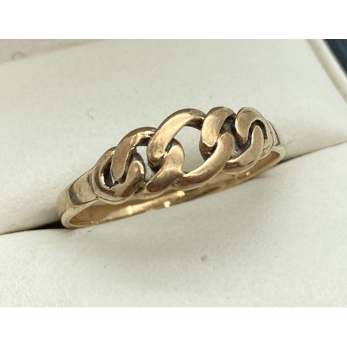 115 - A vintage 9ct gold keeper style ring, size O. Total weight approx. 1.4g.