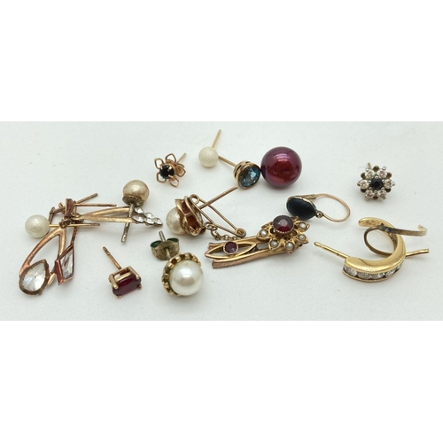 118 - A small collection of odd scrap gold and stone set earrings. Marked or test as 9ct. Stones include b... 