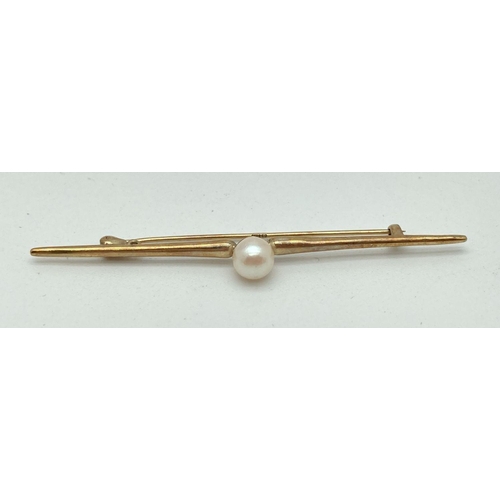 119 - A vintage 9ct gold and single cream pearl bar brooch. Full hallmarks to back. Length approx. 5.5cm. ... 