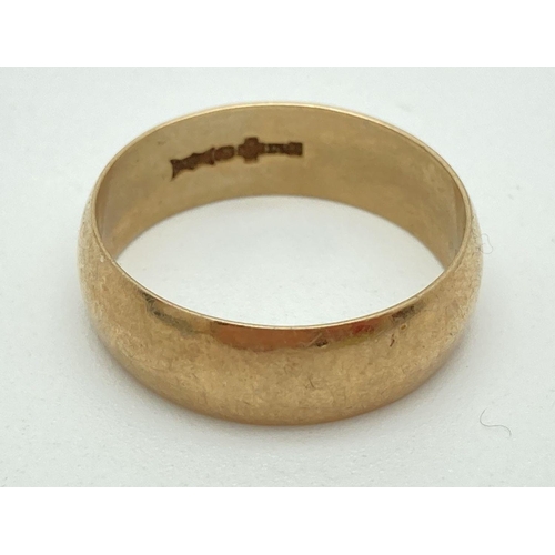 130 - A 6mm 9ct gold wedding band. Full hallmarks to inside of band. Ring size S. Approx. 4.1g.