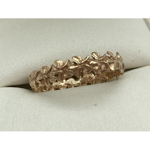 136 - A 14ct gold floral band ring. Gold marks to inside of band. Ring size L. Weight approx. 1.2g.