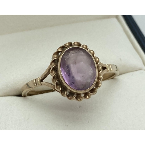 143 - A 9ct gold and amethyst dress ring. A single oval cut amethyst with rope detail to mount. Size T. To... 