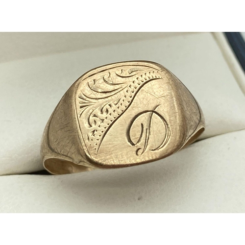 158 - A vintage 9ct gold men's signet ring with half floral detail and engraved initial D. Ring size R½. W... 