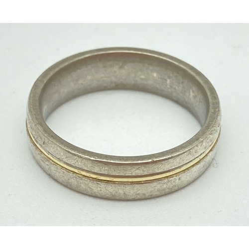 163 - A 5mm 925 silver and 375 9ct gold wedding band. Hallmarks to inside of band. Ring size L. Total weig... 