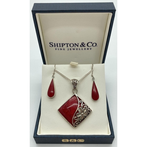 217 - A boxed silver and red jasper pendant with floral overlay detail on an 18