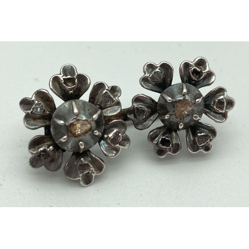 213 - A vintage double flower design white gold brooch set with diamond chips. Tests as 14ct. Each flower ... 