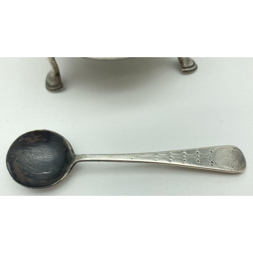 348 - A Victorian silver 3 legged salt with matching spoon, both have engraved pattern detail. Both pieces... 