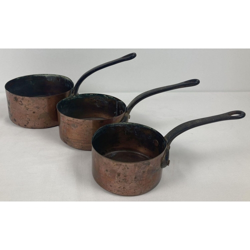 1020 - A set of 3 vintage graduating French copper saucepans with riveted handles. Largest approx. 16cm dia... 