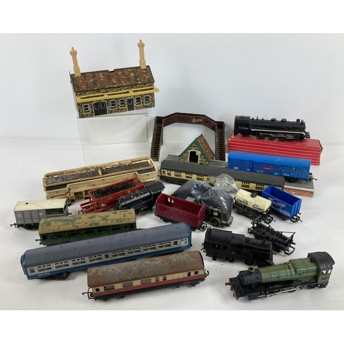 257 - A tub of assorted vintage accessories, wagons and locomotives in varying sizes and conditions. To in... 