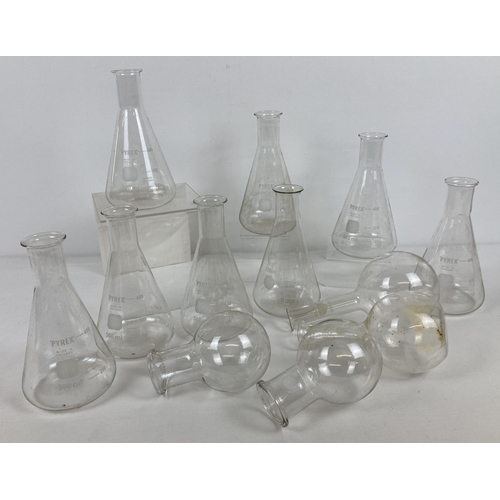 1238 - A box of assorted vintage Pyrex glass conical and round bottomed flasks. 8 x 500ml conical flasks, 2... 