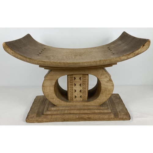 1211 - A vintage light wood African Ashanti 