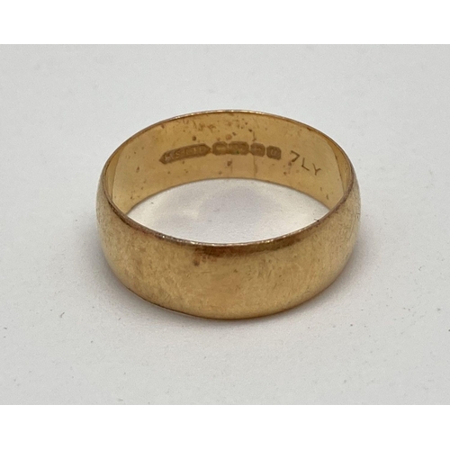 82 - A 22ct gold 6mm wedding band. Full hallmarks to inside of band. Ring size P. Weighs approx. 5.2g.