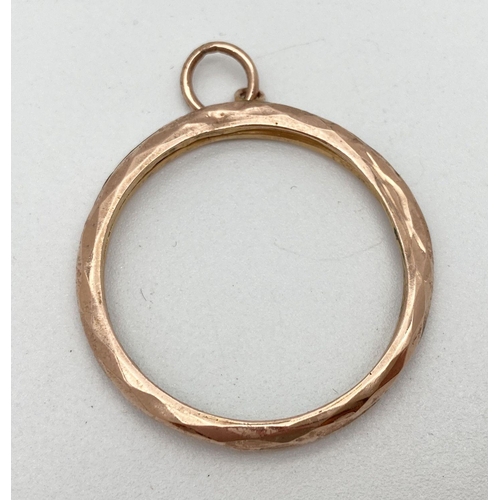 86 - A vintage 9ct gold circular shaped pendant mount with hanging bale. Back marked 9ct. Approx. 3.5cm d... 