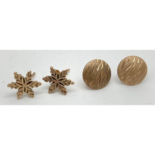 94 - 2 pairs of gold stud style earrings. A pair of vintage circular earrings with diamond cut pattern to... 