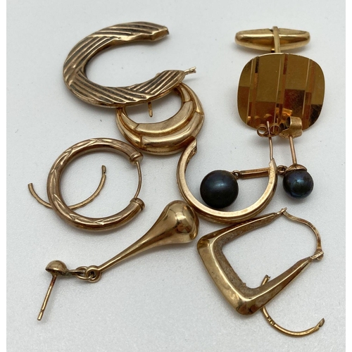 115 - A small quantity of scrap gold jewellery to include single cufflink and earrings. Total weight appro... 