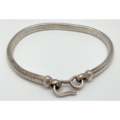 118 - A heavy silver herringbone style chain bracelet with hook and eye clasp. Fixings marked 925. Total l... 