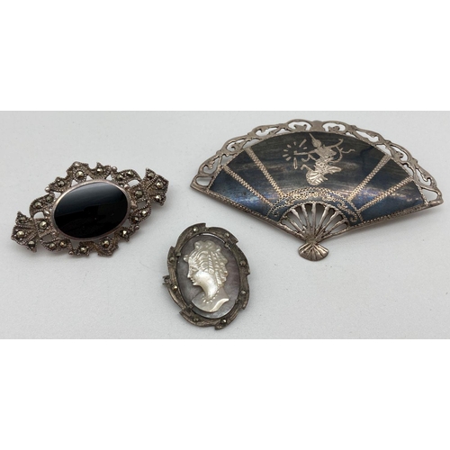 130 - 3 silver brooches. A fan brooch with Thai dancer design, a pierced work brooch set with central oval... 