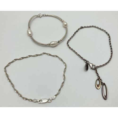 132 - 3 modern design silver bracelets. A twisted herringbone style chain bracelet, a belcher chain bracel... 