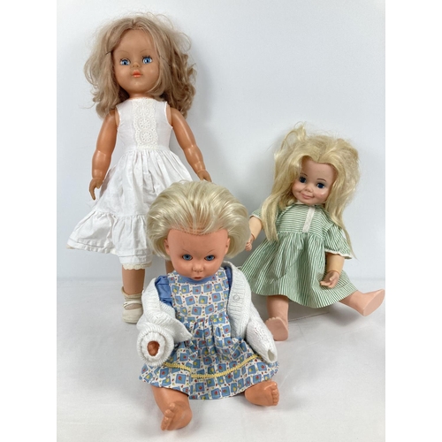 1236 - 3 vintage vinyl dolls. An 18