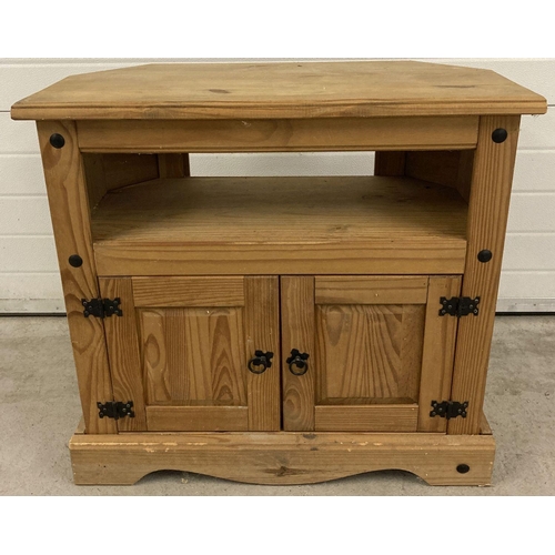 1380 - A modern Corona style pine media unit with black metal stud detail and round drop handles. Approx. 7... 