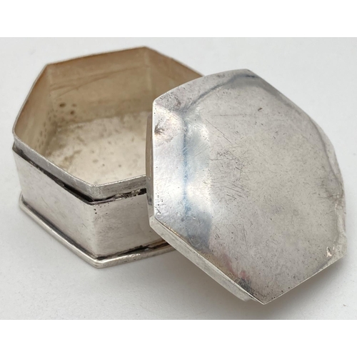 1044 - A 925 silver hexagonal shaped trinket pot/pill box with lift off lid. Stamped 925 to underside. Appr... 