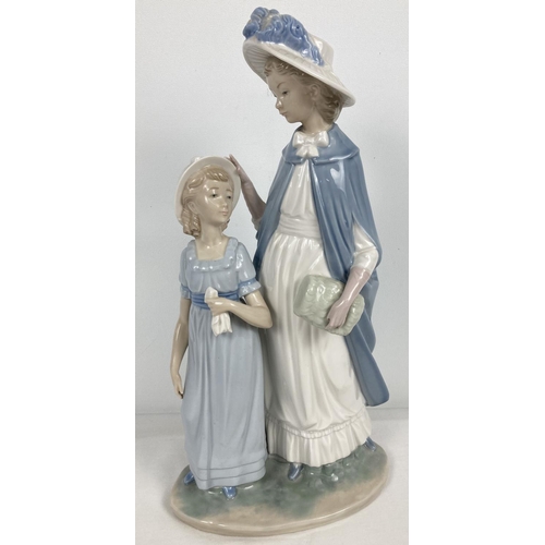 1143 - A large Nao Spanish ceramic figurine from 1980 depicting a mother & daughter. Retired. Approx. 37.5c... 