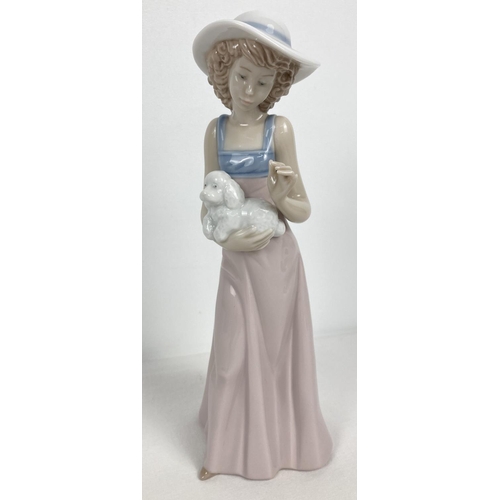 1147 - A retired Nao Spanish ceramic figurine 